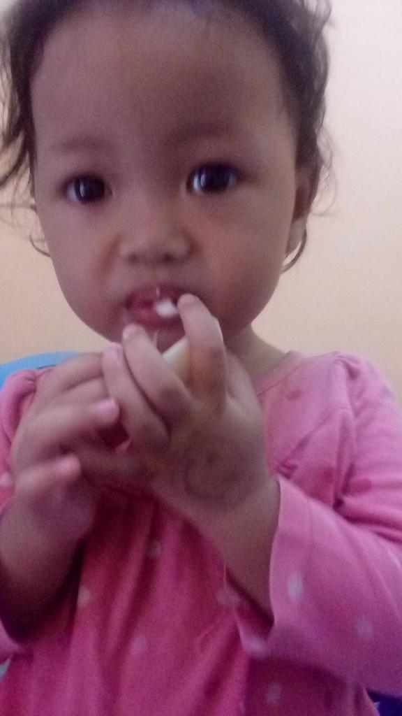 niken_m's tweet photo. Habis dari PIN Polio.. dapat telur rebus, pisang plus stempel senyum di tangan 😄 https://t.co/Z3y5ZcIafv