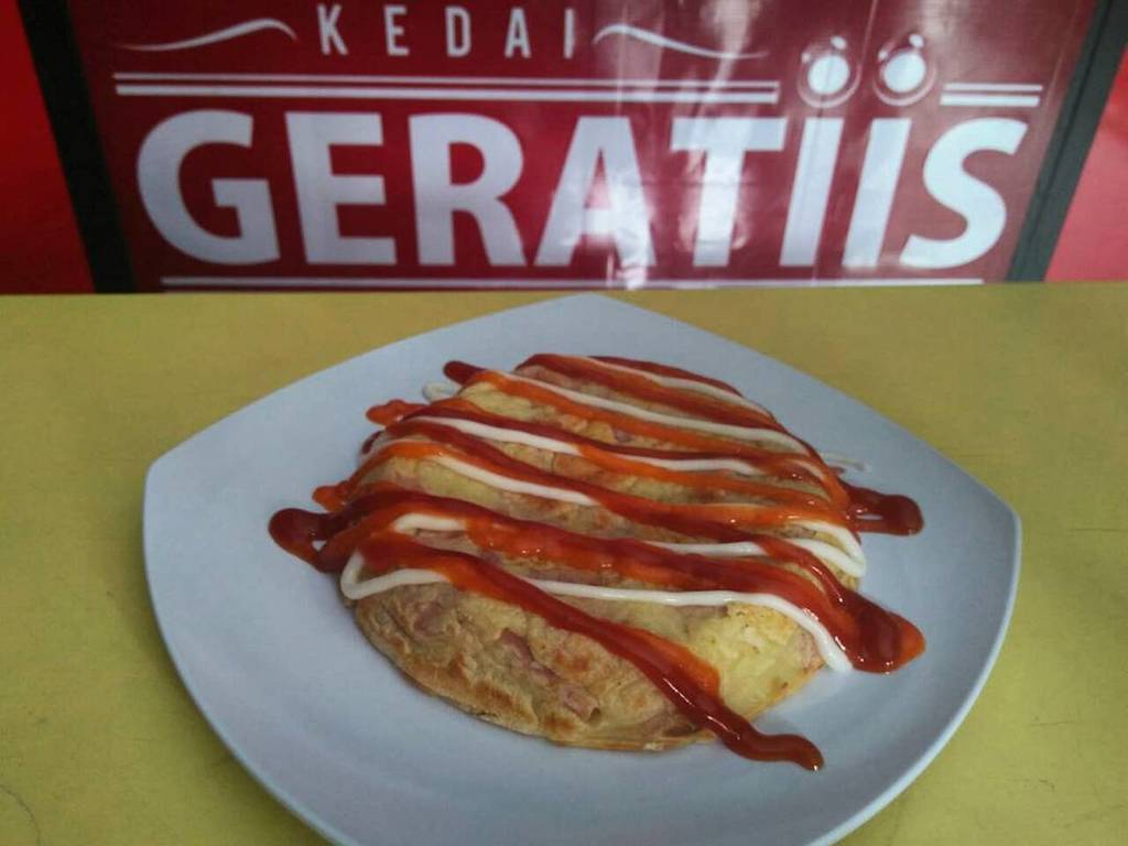 #Instagram @infobandungkuliner > Pizza mini omelet 
Harga cuman Rp7.000 aja sesuai kantong anak sekolahan,,, yuk me…