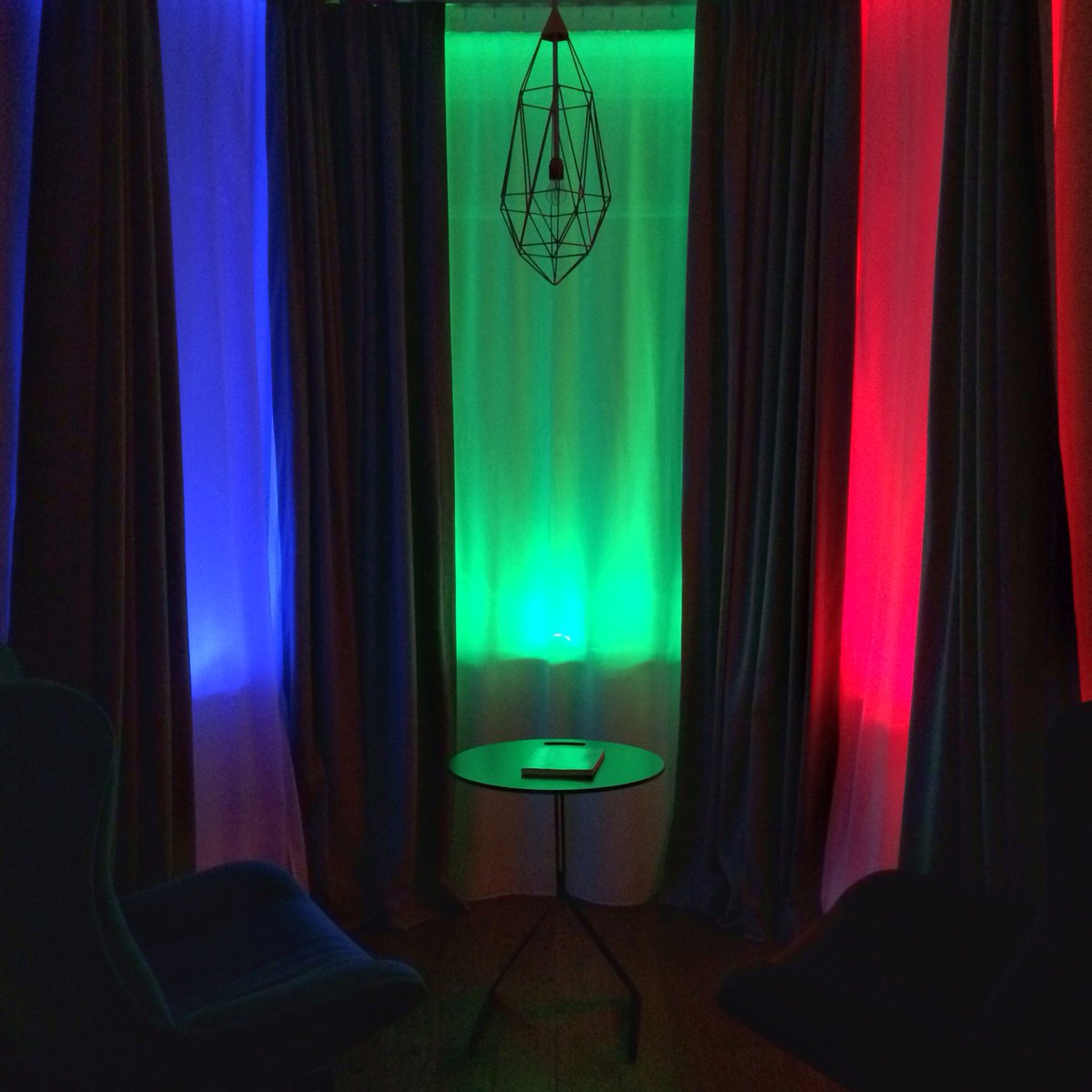 Cultureuse's tweet photo. 51/365 en mode tricolore #hotelcrashing https://t.co/wlIuPPt5lQ #Flow29jours https://t.co/YMRWXlv29w