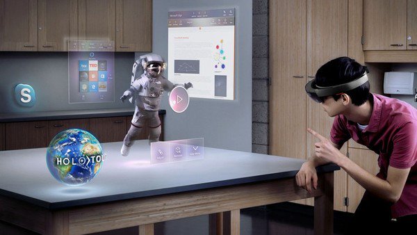FT's tweet photo. Microsoft is finally selling its HoloLens headset https://t.co/QRYwYVszhh https://t.co/36oM6xz7fn
