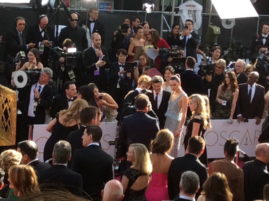 marilerie's tweet photo. Andy Serkis and Daisy Ridley at #TheOscars #RedCarpet @olv #PEOPLEVIPs https://t.co/DAsf9yXKB0
