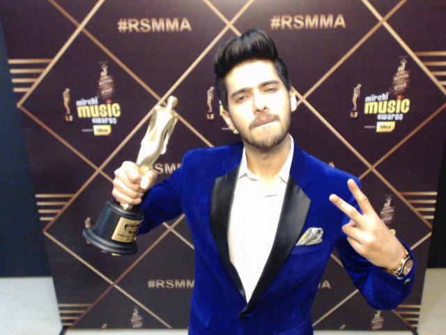 MirchiSelfie's tweet photo. .@armaanmalik22  "Proud winner of the 8th Mirchi Music Awards Trophy! #RSMMA" https://t.co/Iha4RZh3U7
