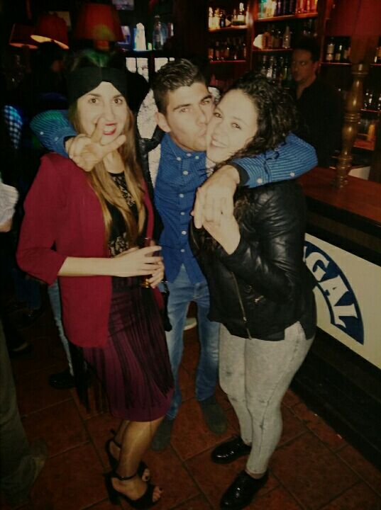 amewy21's tweet photo. Con mis amores @shamaa_17 y @PaolaRodri96 https://t.co/QjO4dnn2Xj