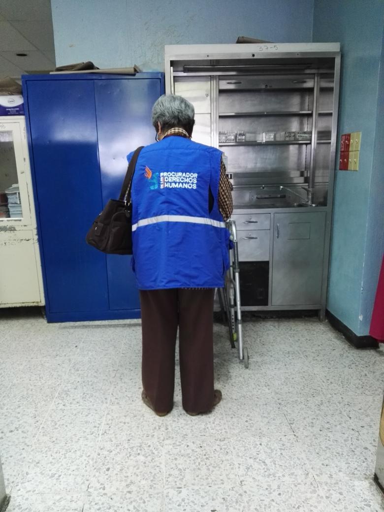 PDHgt's tweet photo. Verificamos denuncia de personas mayores abandonadas en Hospital General San Juan de Dios https://t.co/OfDAS16ucf