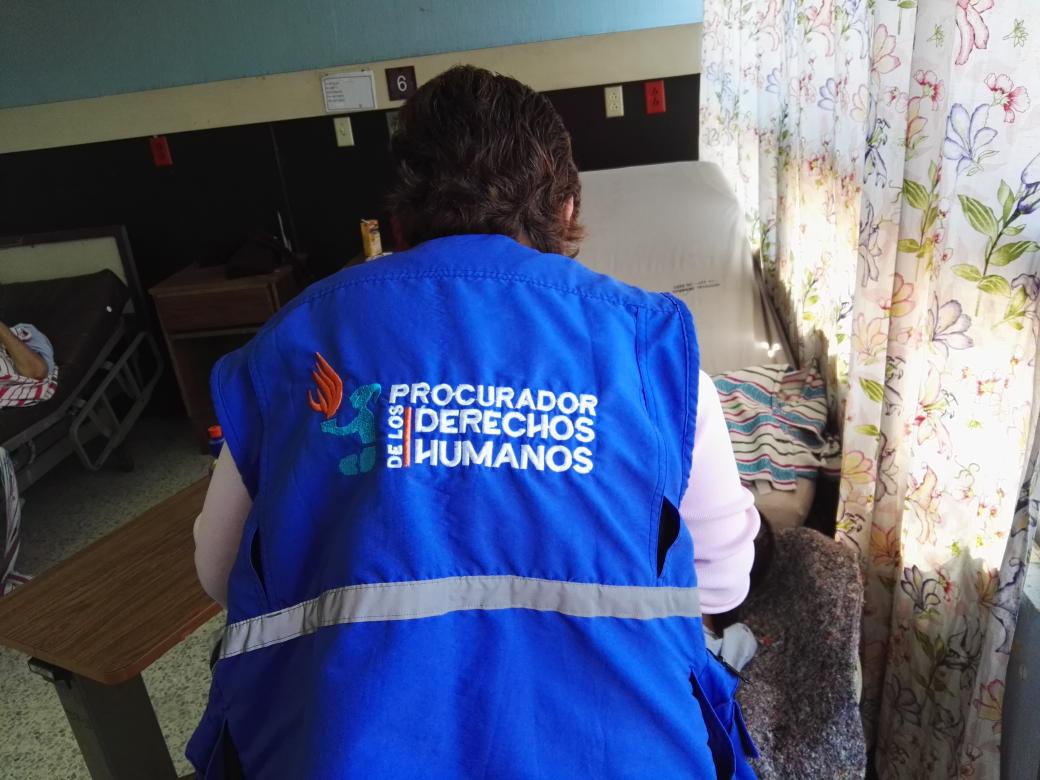 PDHgt's tweet photo. Verificamos denuncia de personas mayores abandonadas en Hospital General San Juan de Dios https://t.co/OfDAS16ucf