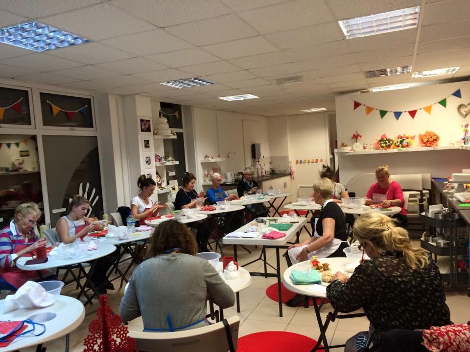 craftyfingersuk's tweet photo. #sthelenshour Our beginners class is always a great laugh but lots to learn too ! https://t.co/Zx1OLZtpLv https://t.co/btaVRHvjMg