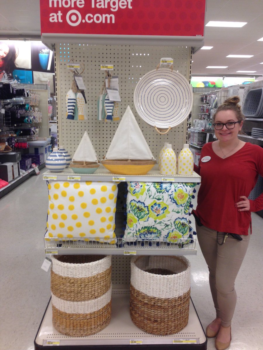 ErichjSchmidt's tweet photo. VMTL Brittany educating the hardlines team on #targetstyle. Easy shopping for guests  @eglotch  @daveevad31 https://t.co/dwtEXeGlOC