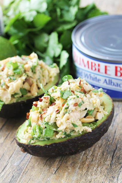These deliciously amazing Thai Tuna Stuffed Avocados w/ Sriracha are a MUST! - go.shr.lc/1Q7pVTl #OnlyAlbacore