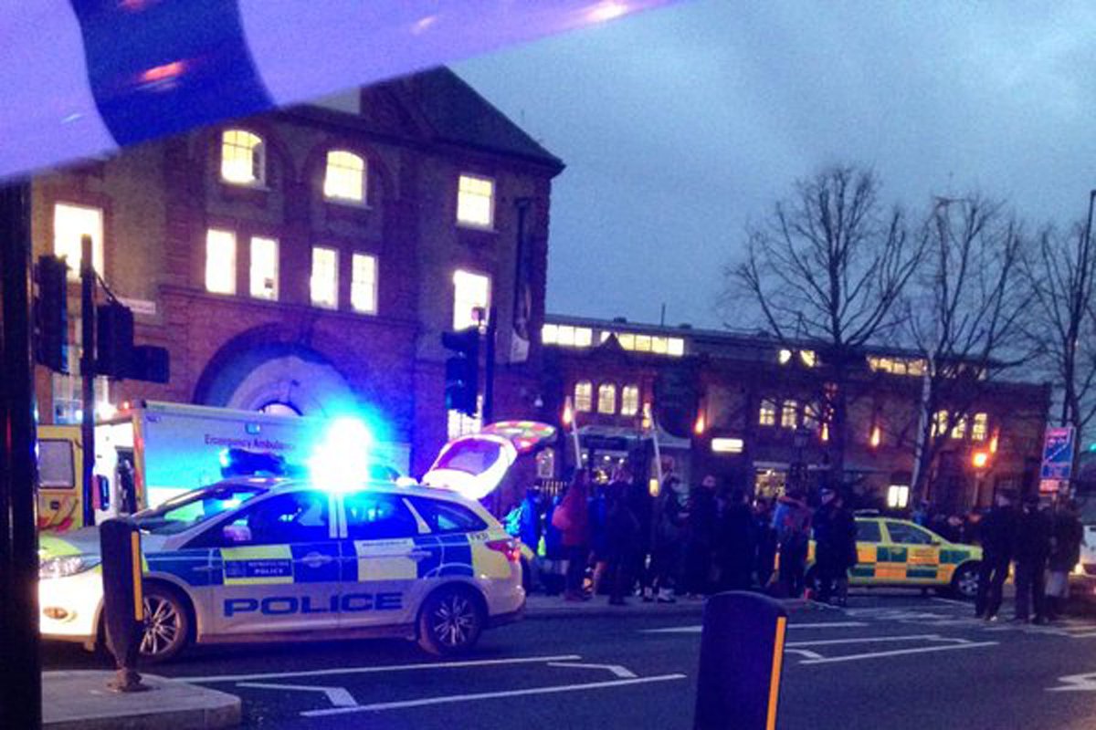 standardnews's tweet photo. Teenager stabbed in south London street 'after fight at chicken shop' https://t.co/GGeQgctOjC https://t.co/SaZPb9zI7m