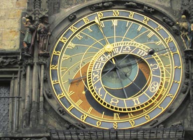AnaCVillalobos's tweet photo. "Máquina guapa": Reloj astronómico de Praga de1410. Admirable tecnología medieval. #fotoStem https://t.co/uKVRhPAk0M