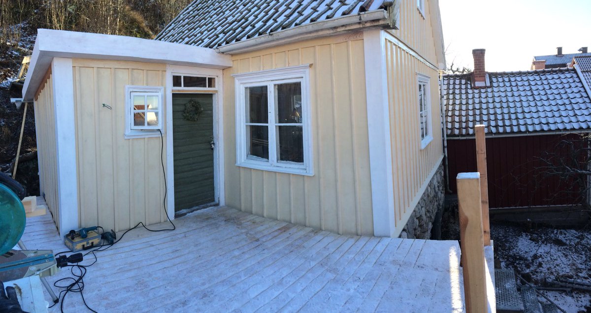 Doffnet's tweet photo. Denna panelen kom upp och målades i höstas. Fint och kraftigt furuvirke som strukits med linoljefärg. #byggnadsvård https://t.co/zAGqNBntVf