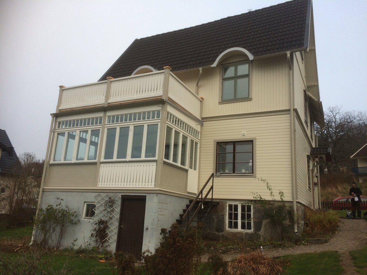 Doffnet's tweet photo. Sommarprojekt 2015, vinterbonad veranda med balkong. #byggnadsvård #veranda https://t.co/nyLLTA9e1M