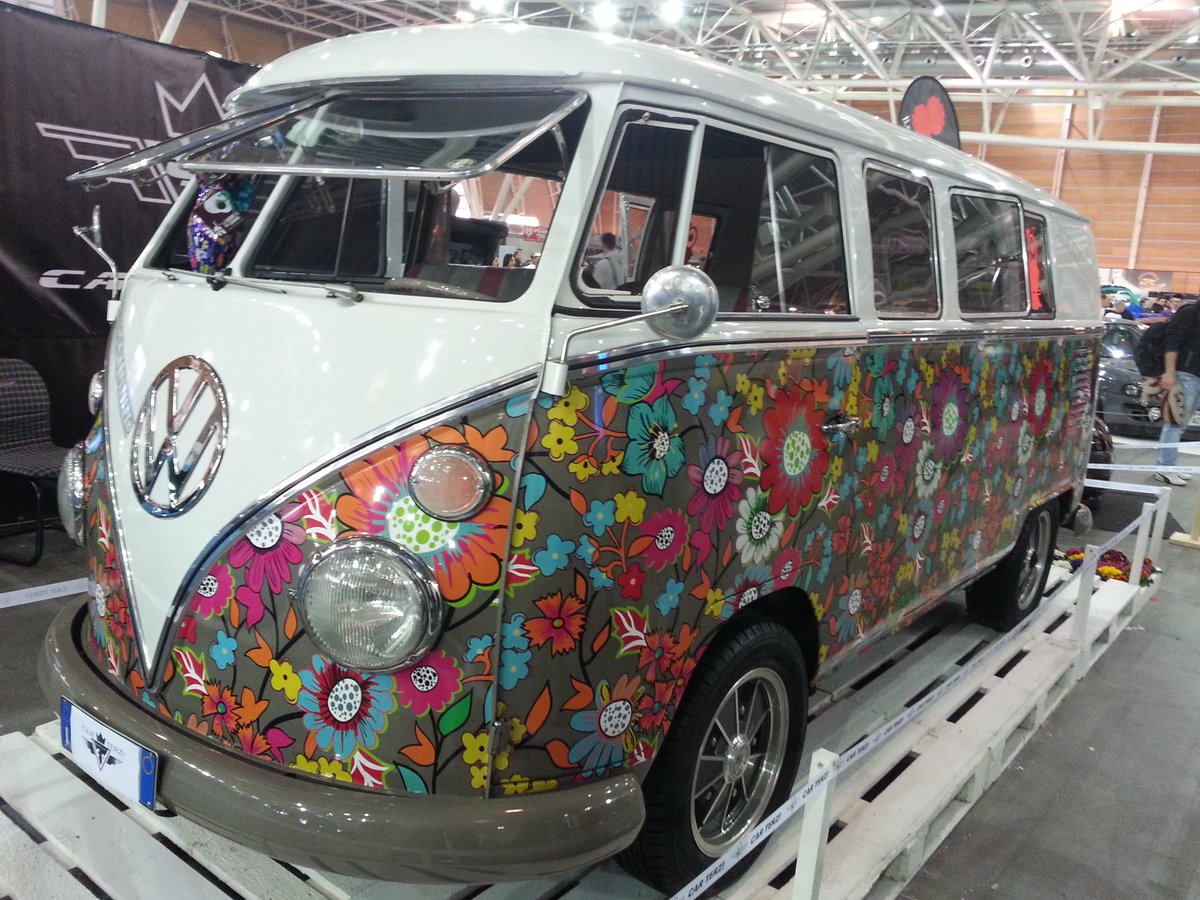 riggitano82's tweet photo. #AutoMotoRetrò #Torino 
Un #Pulmino tanto #petaloso 😂
@petaloso #AccademiaCrusca https://t.co/onJ5hd2NEM