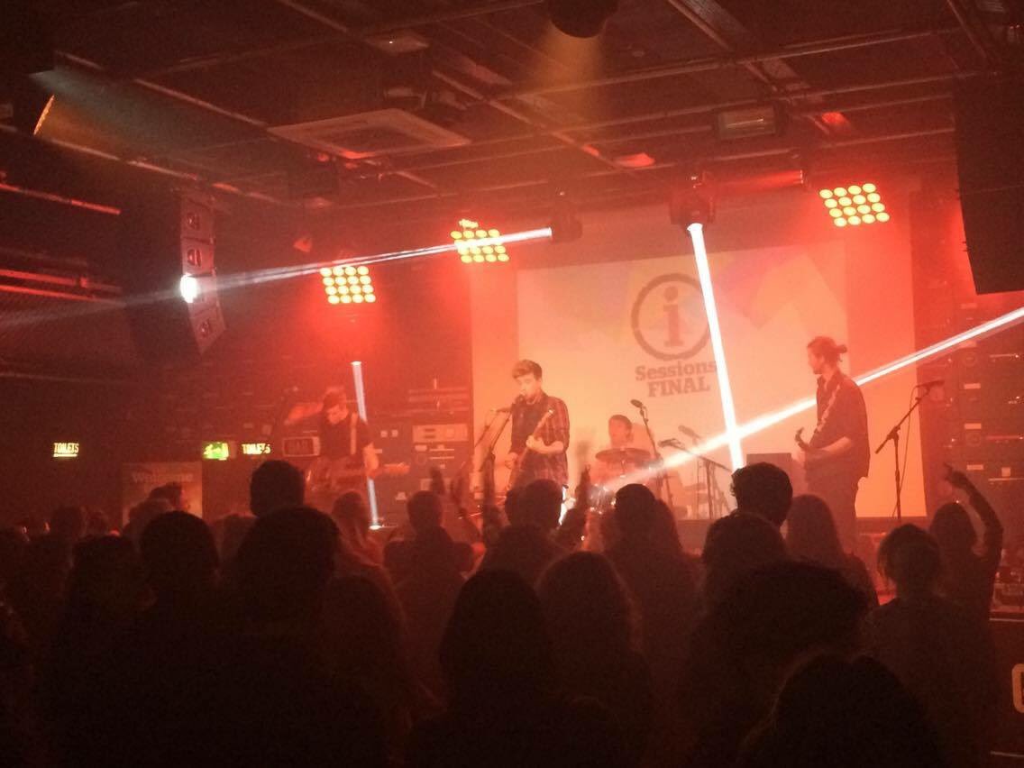 Crowd clapping along to <a href="/LowlandersBand/">Lowlanders</a> final song #iSessionsFinal <a href="/IndyStudents/">Indy Students</a>