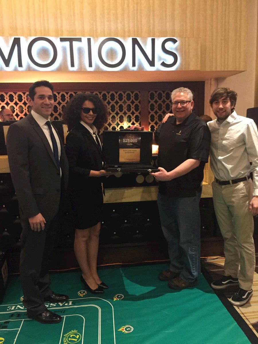 JACKCleCasino's tweet photo. Congrats to our #SuitcaseMan winner. Nick selected the $25K briefcase, then rolled a 7 - doubling his prize to $50K https://t.co/DklGvtSqpk