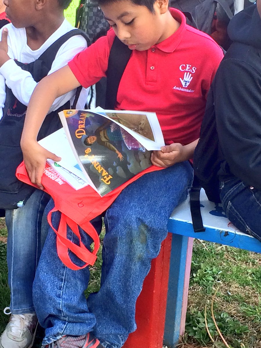 primetimeces's tweet photo. What do our students do when they are waiting for the bus? They read their Prime Time books! @ahf #CES360 #PTCES https://t.co/JYaHYJrh7T