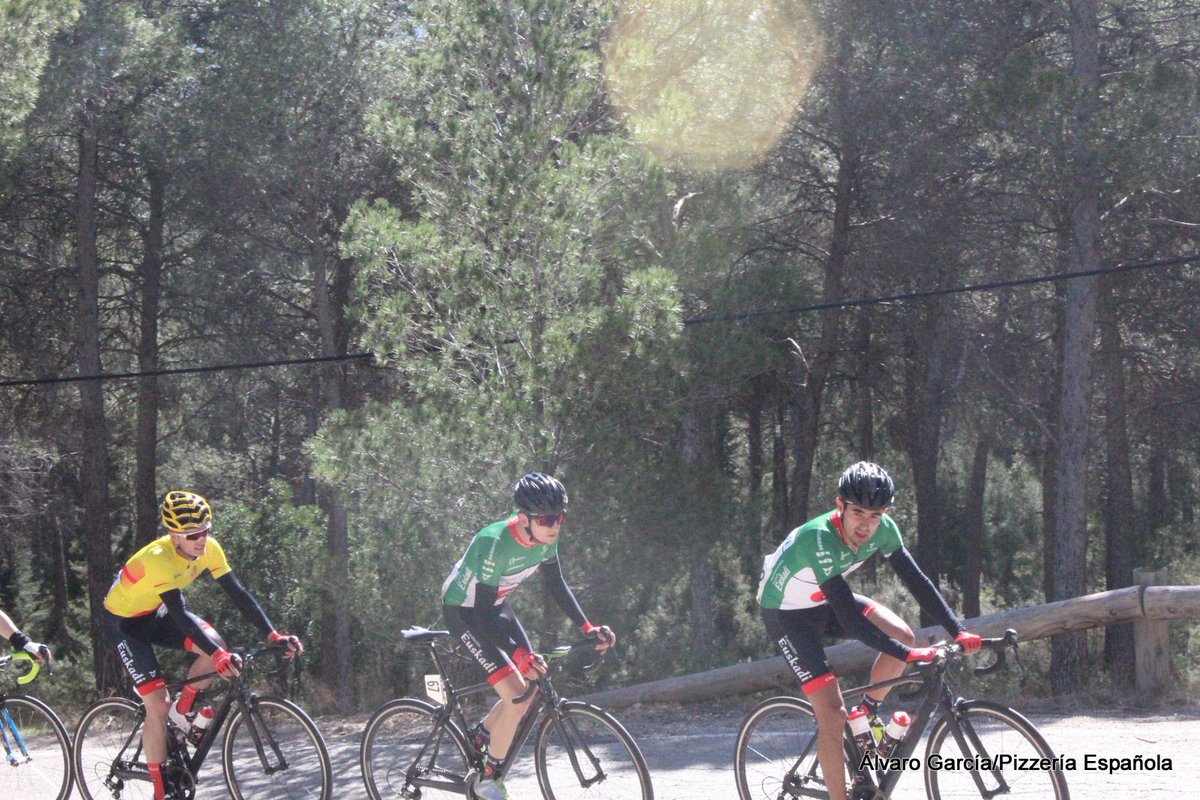 AlvaroCycling's tweet photo. #TrofeoGuerrita @TrofeoGuerrita
El grupo de @egoitzf @FundaCiclisEusk en el puerto de 1ª categoría. https://t.co/1jQ7wp2duu