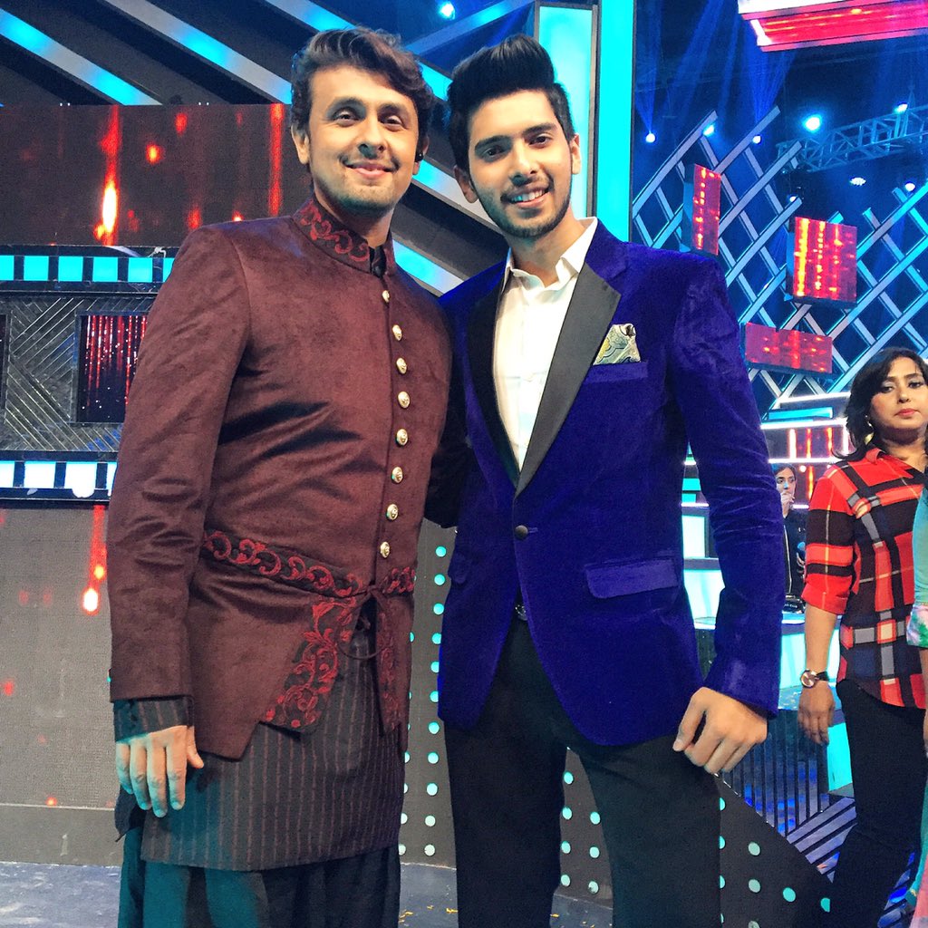ArmaanMalik22's tweet photo. With my idol @sonunigam after the #RSMMA wrapped up! @Mirchi983FM He is THE MAN 👌🏼👌🏼👏🏼 https://t.co/nqYm4pYWgn