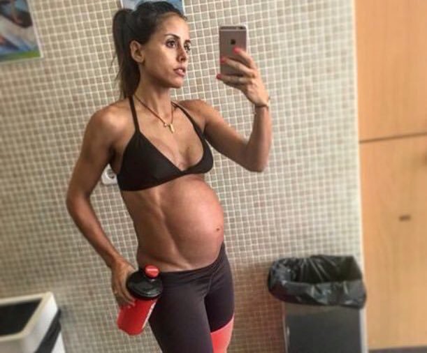 NiggazStruggles's tweet photo. ptdrr son bébé il va naître avec un six pack https://t.co/FUND5rhN1T