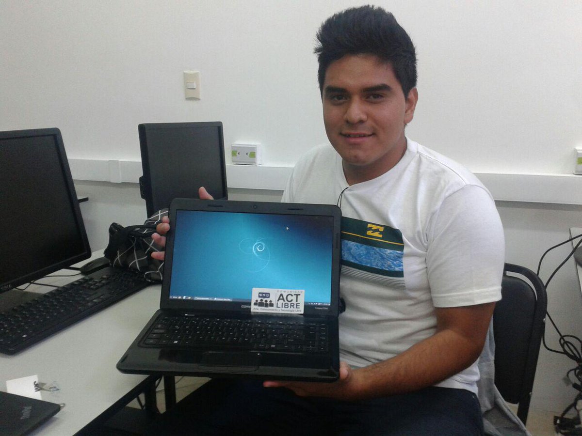 ACTLibreCR's tweet photo. Terminando la instalación de SL en Alajuela. 13 personas felices con su nuevo sistemas operativo. #preFLISoL2016 https://t.co/lJTUAyQ7ob