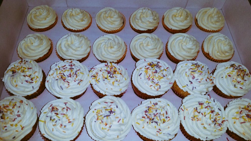 CinderBella1990's tweet photo. Friend is selling cupcakes guys let me know if you are interested in buying some of these lovely cupcakes https://t.co/JZGFat4GHc