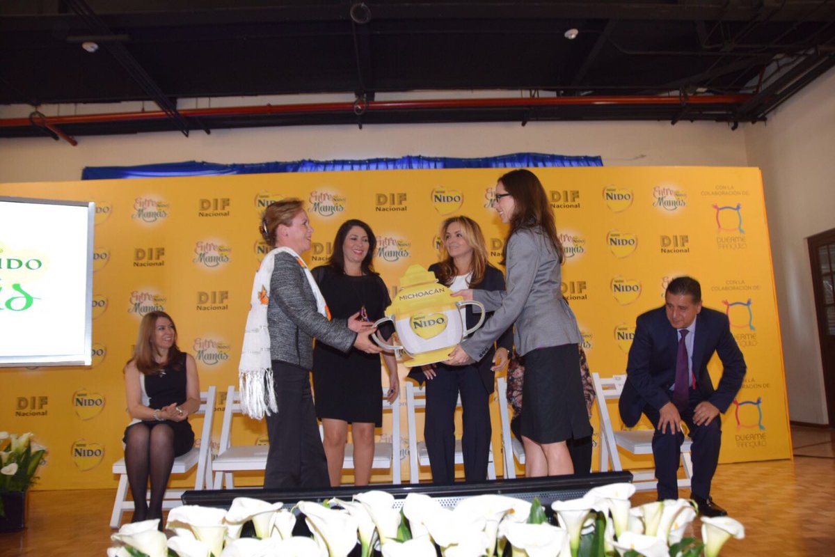DIF_Michoacan's tweet photo. Recibe @Rocio_Beamonte donativo de latas de leche que entregó #Nestlé y @FundacionDT a través del @DIF_NMX https://t.co/vH2yPz6T6h
