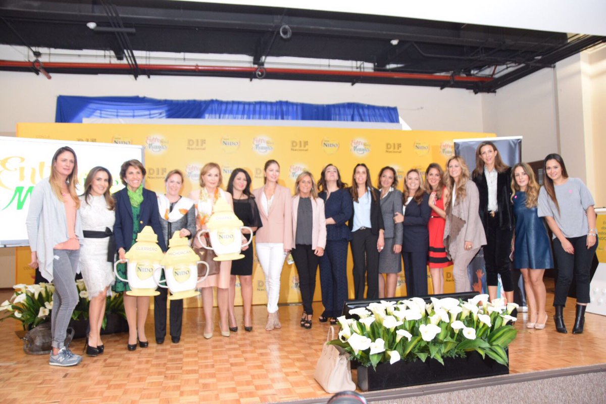DIF_Michoacan's tweet photo. Recibe @Rocio_Beamonte donativo de latas de leche que entregó #Nestlé y @FundacionDT a través del @DIF_NMX https://t.co/vH2yPz6T6h