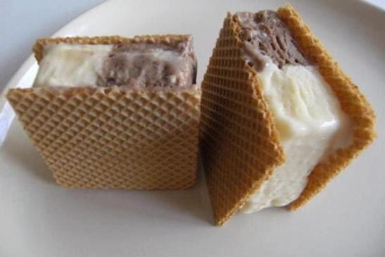 En España, helado con galleta. En Andalucía, un corte.