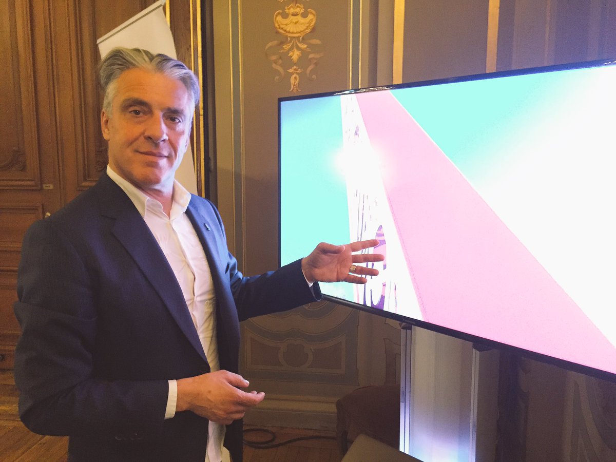 solart2_ma2f's tweet photo. Artist @Ma2f2 explaining to public how works his artistic #sundial @Lumiere2015 ceremony #sculpture #art #lightart https://t.co/ZskgHxcl5i
