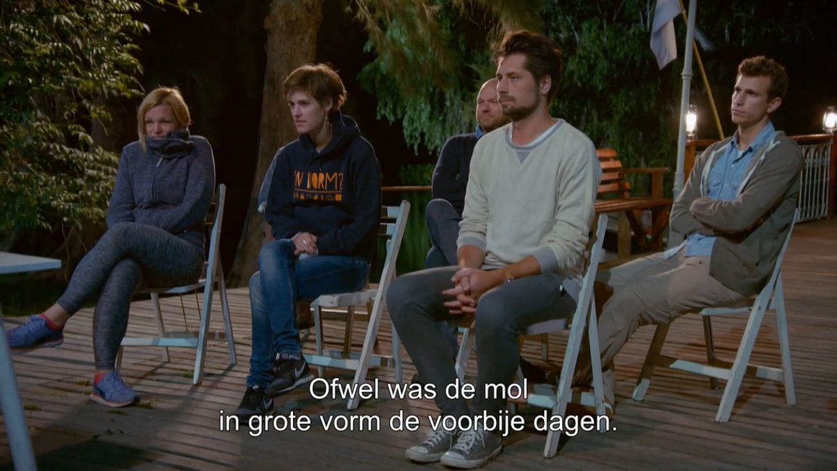 stvn's tweet photo. Kijk naar de trui van Hanne. #demol https://t.co/hIZlTaFwoN