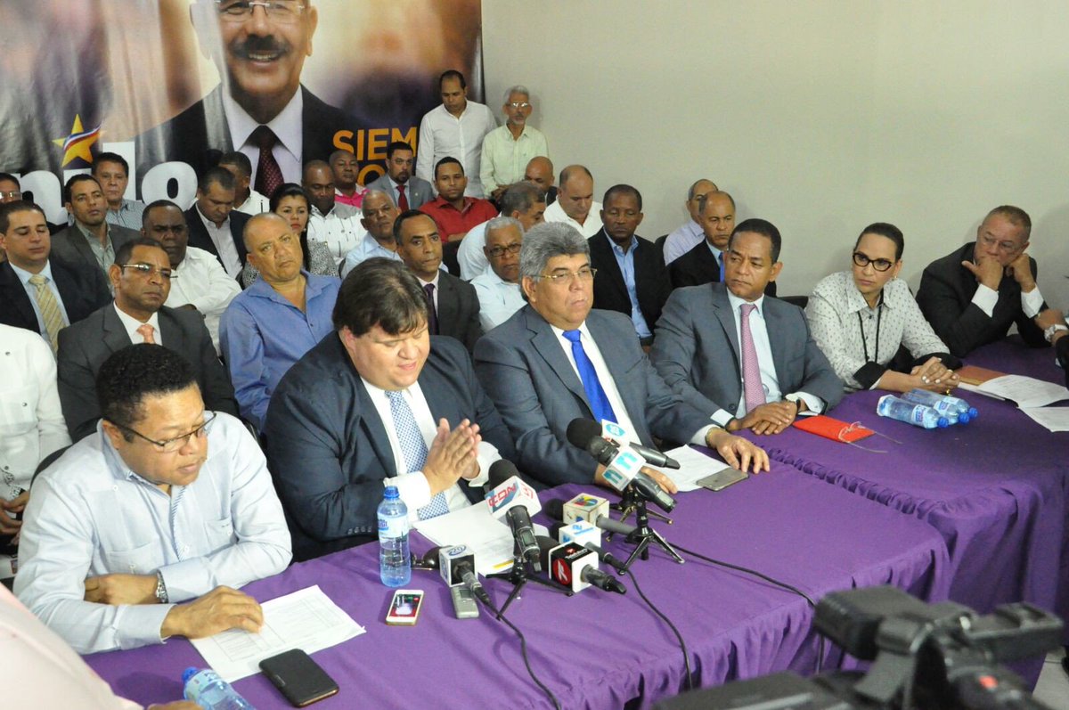 Telenoticiasrd's tweet photo. Presentan Comité provincial de campaña PLD en Santiago https://t.co/jFkrqfXwvd #Telenoticias https://t.co/Fju5daVy54