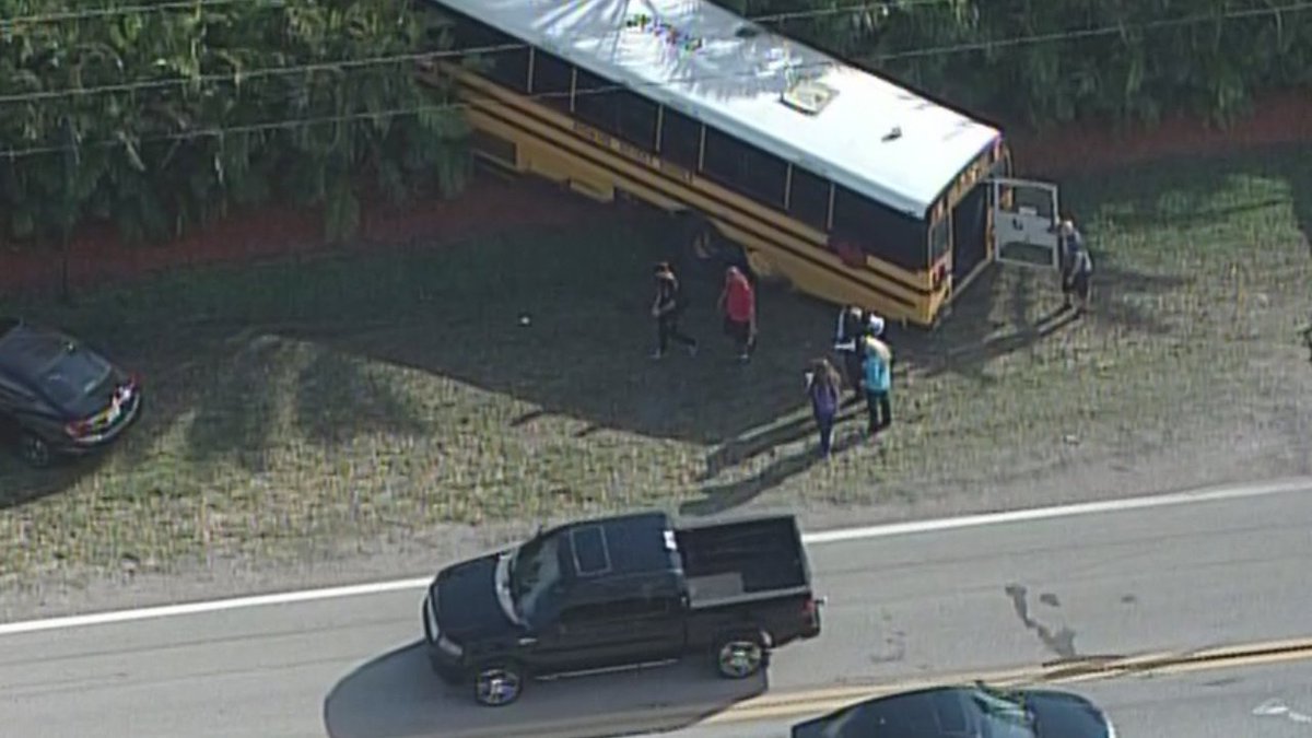 #BREAKING 5 students injured in Broward County school bus crash bit.ly/1nd066A?utm_me… https://t.co/akXZfnzQ5j