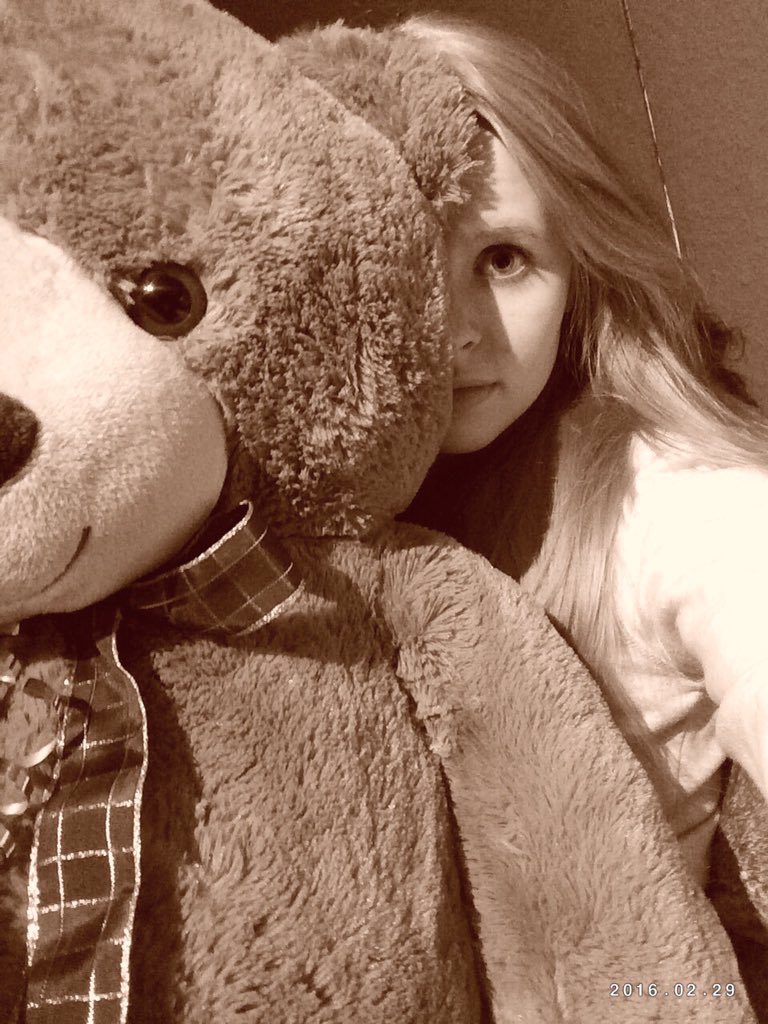 KassySchoen's tweet image. .. When your friends give you a Teddybear for your Birthday and it's too big for a selfie 😂 #correctsize #teddybear