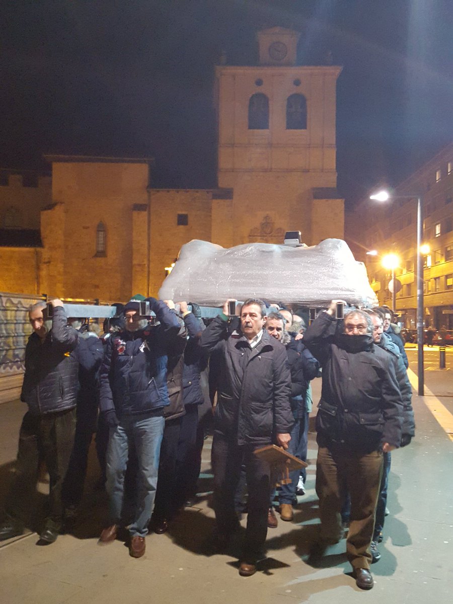 chamarileros's tweet photo. Más tarde que otros años pero ya estamos en marcha. ¡Y con trono nuevo! #SSantaBU #chamarileros https://t.co/NrFrwiG97l
