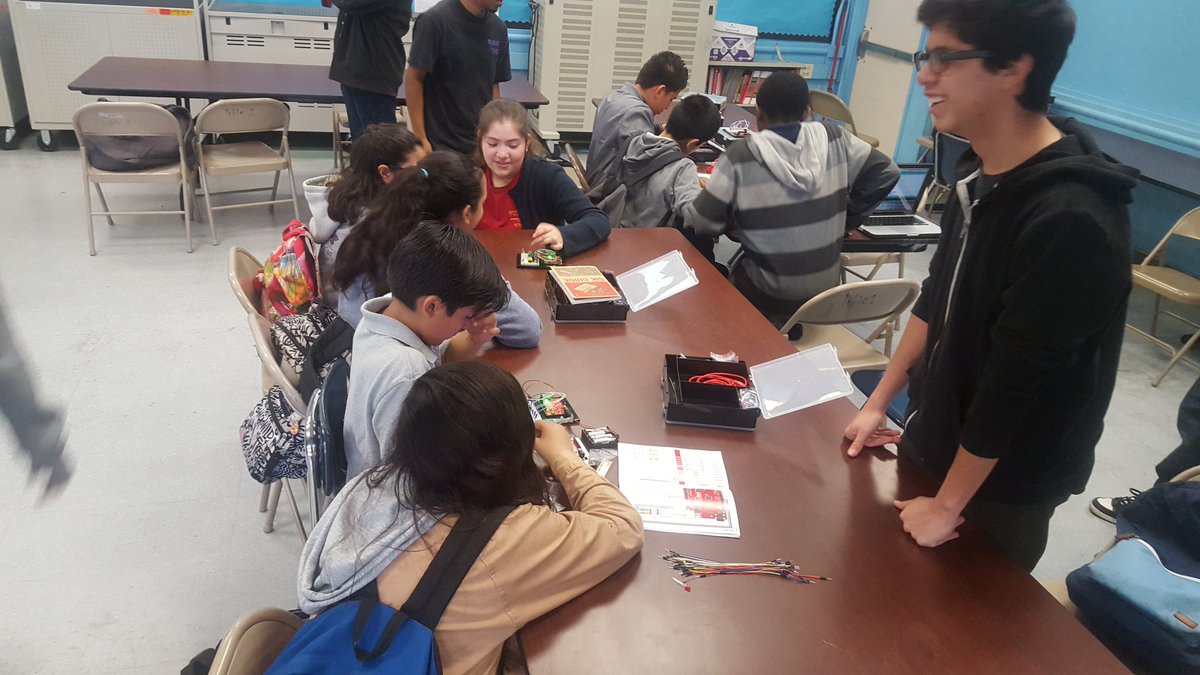 FoshayTech's tweet image. The teams are coming together to promote #CSforAll @AquaForce2016 @Sphericodes @ardu_friends @LightTheCode