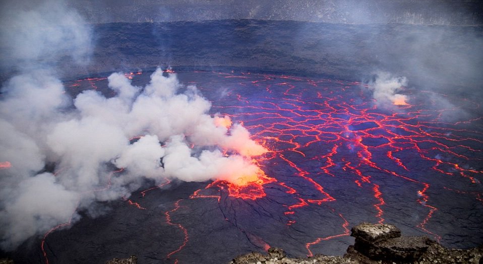 HayQueSaberlo's tweet photo. Espectaculares imágenes de la burbujeante lava en El Nyiragongo (El Congo), uno de los volcanes más activos. https://t.co/DEP0VwO5nM