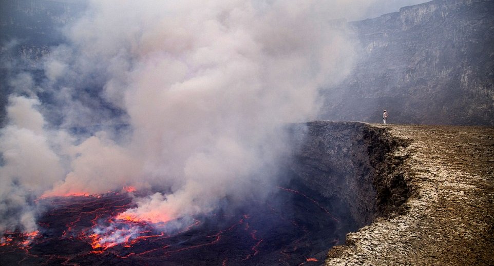 HayQueSaberlo's tweet photo. Espectaculares imágenes de la burbujeante lava en El Nyiragongo (El Congo), uno de los volcanes más activos. https://t.co/DEP0VwO5nM
