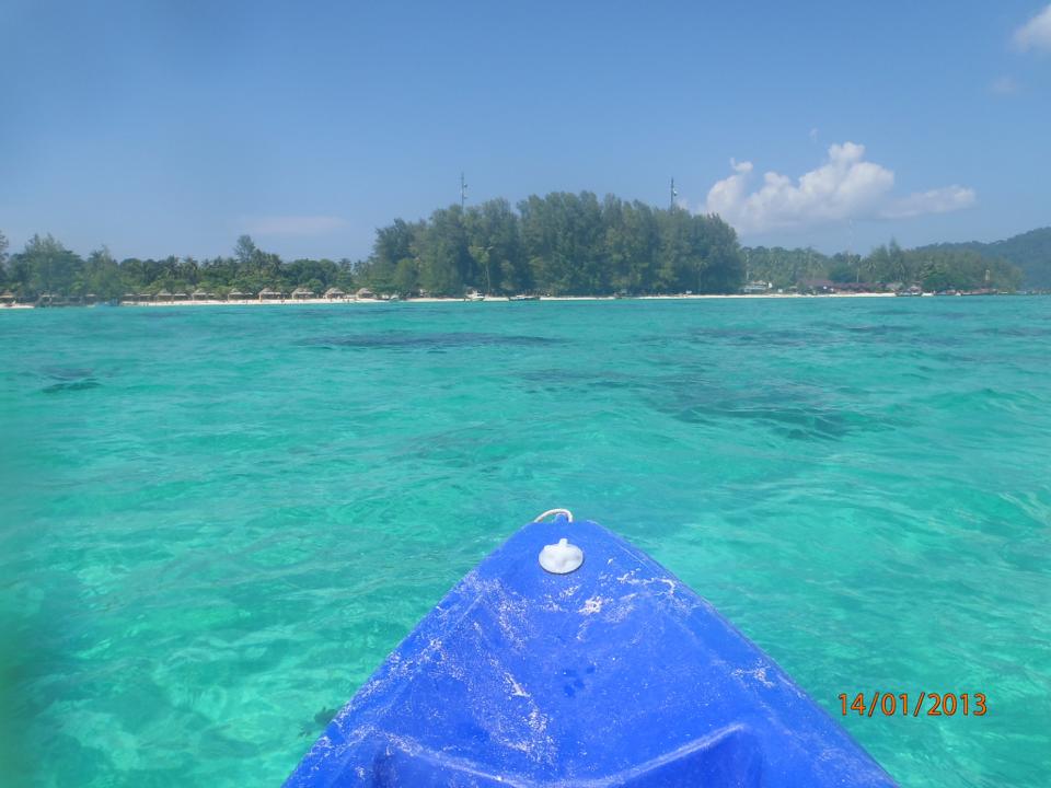20minutethai's tweet photo. Kayaking in #KohLipe #Thailand #NoFilter #Paradise #Clearwater #Relax #Kayaking #Adventure https://t.co/ppCGEPgNIQ