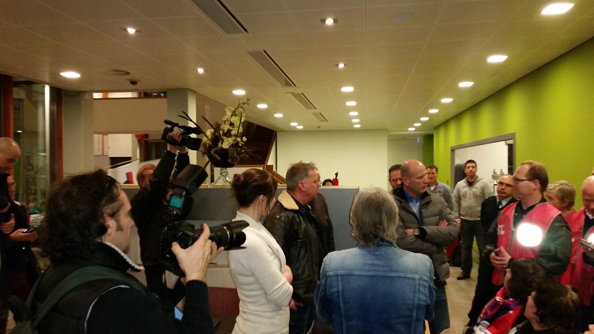 De politie is er.Ontruiming begint zeggen dat wij een misdrijf plegen! Onjuist! #iksteundethuiszorg #winterswijk