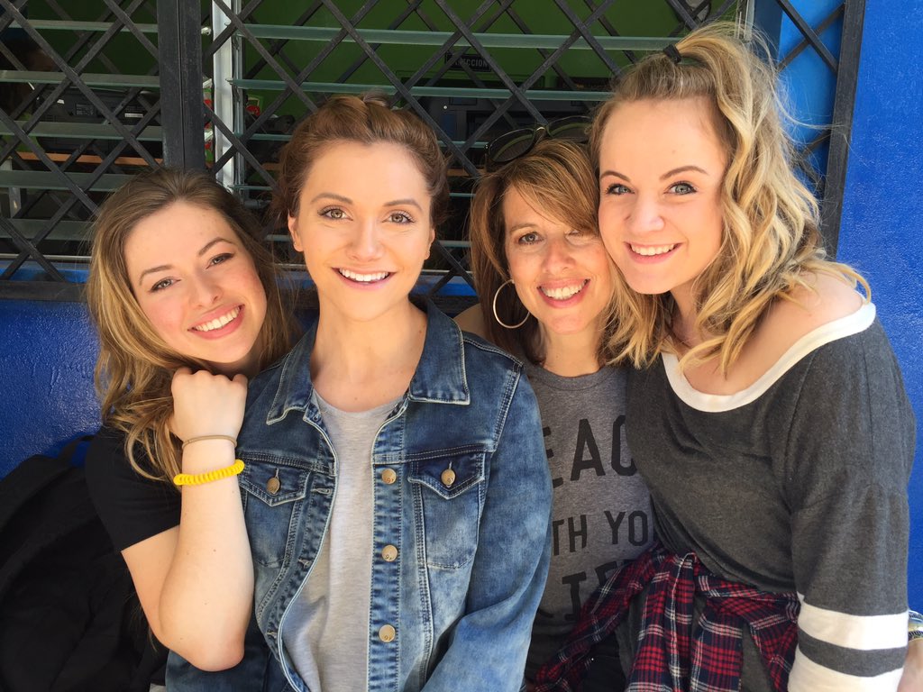 AlysonStoner's tweet photo. We are family! 😍 @ipourlife #ElSalvador #teachwithyourlife https://t.co/Mha0gwBO3p
