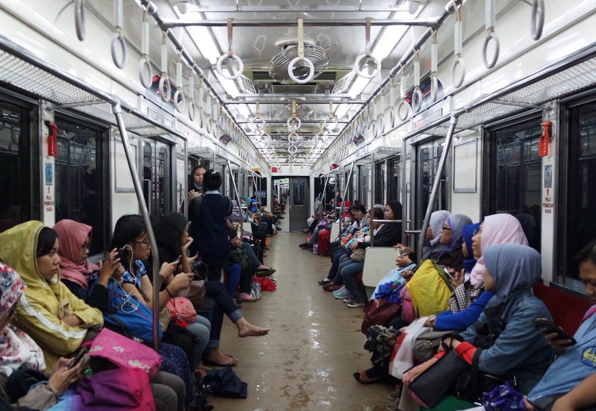 dwiestmop's tweet photo. Hidup keras. Jangan lupa bahagia 😊 (@ Commuter Line) https://t.co/gSMqH4bHdl https://t.co/F8ePOpAw9A
