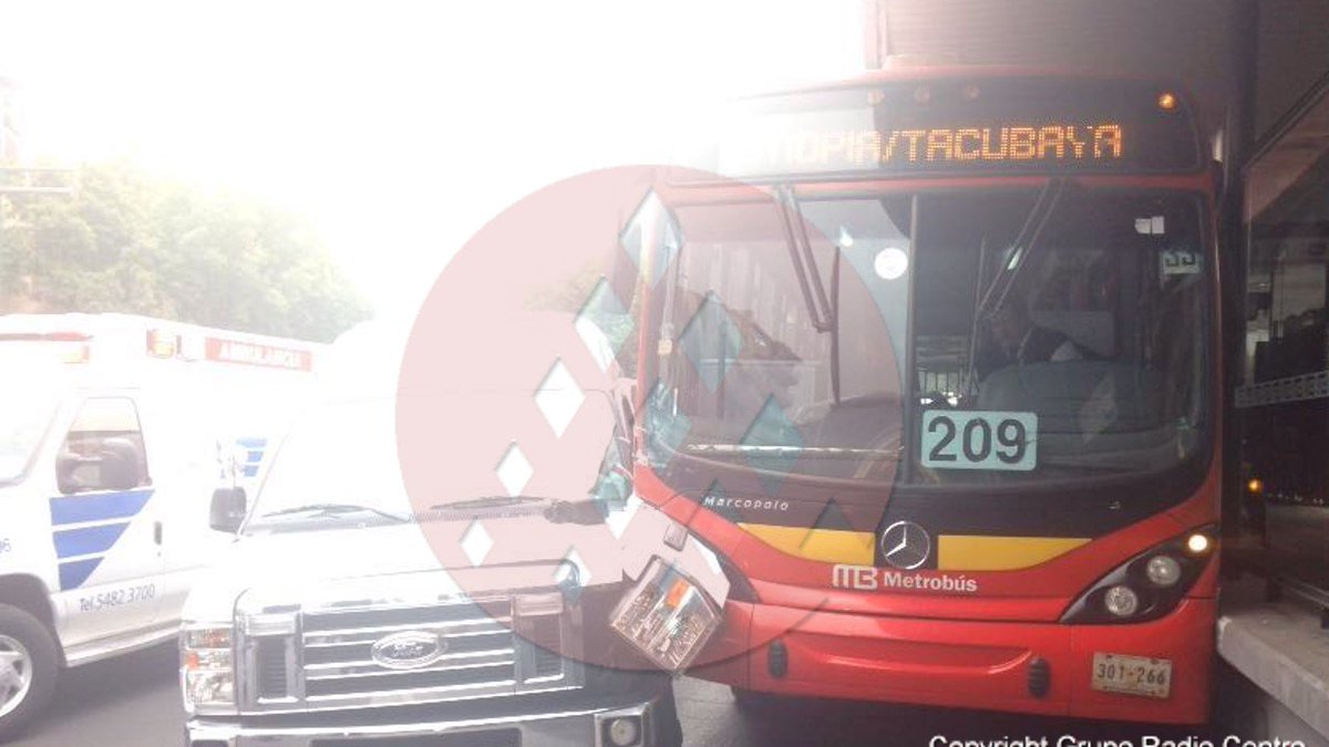 Choque entre ambulancia y metrobús deja cinco lesionados - CcalYoRW0AI0Pzf