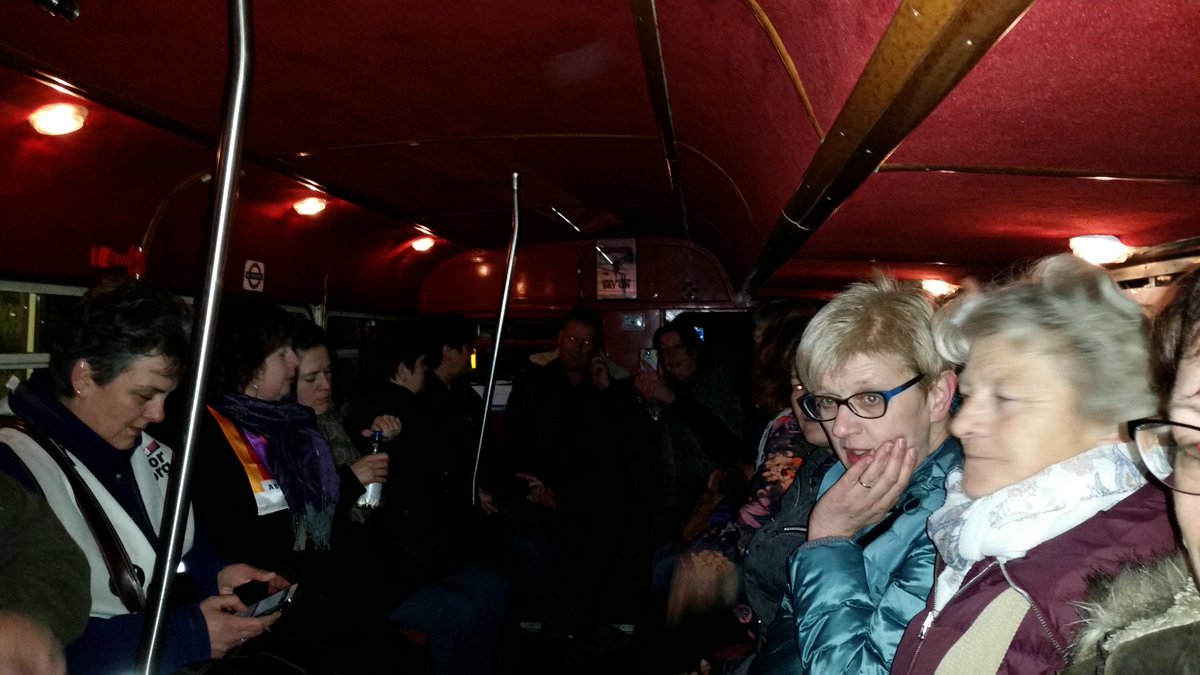 Overleg in de actiebus voor het gemeentehuis van #Winterswijk #iksteundethuiszorg #vanrijngrijpin