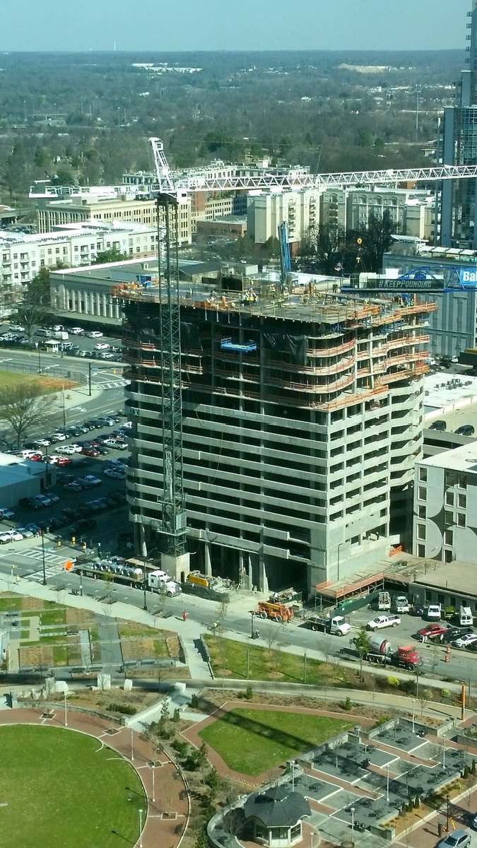 CharlotteNCbuzz's tweet photo. Ascent Uptown is flying up. 33 floors, 300+ apartment units, adjacent to Romare Bearden Park, with ground retail. https://t.co/cX7YxntxSg