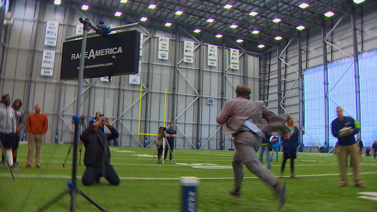 DougPigsleyKOMO's tweet photo. .@dannyoneil breaks the tape with blazing speed during the 40 yard run in today's media day combine. #suitrunner https://t.co/0z8hZEJohg
