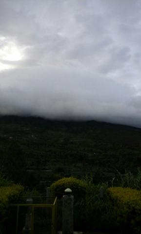 5.55 via pgm jrakah #merapi kabut,suhu 21.2 °C,kelembaban 78%rh, kec angin 35.6 km/jam dr utara.