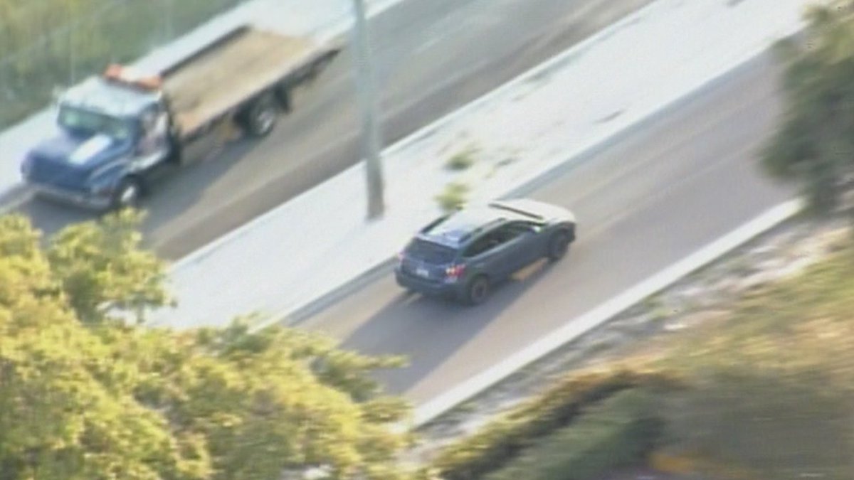 #BREAKING 3 people apprehended after leading police on double car chase through Oakland Park https://t.co/ZoYAxT7baD