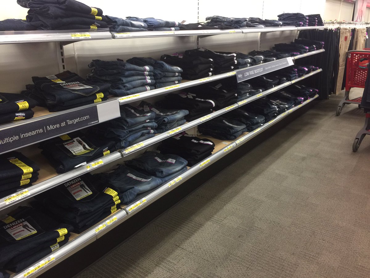 ejg1031's tweet photo. Zoned to POG and outs are scanned at 2728 #jeanwall #drivingsales #instocks @KColeman32 @HeatherOGara25 https://t.co/ZD9vRmdHaf