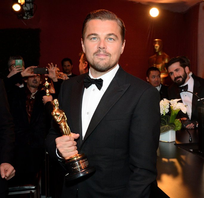 InStyle's tweet photo. Inside the #Oscars Governors Ball, where @LeoDiCaprio and @BrieLarson celebrated their wins: https://t.co/kxN2mEUnow https://t.co/jwCMil247B
