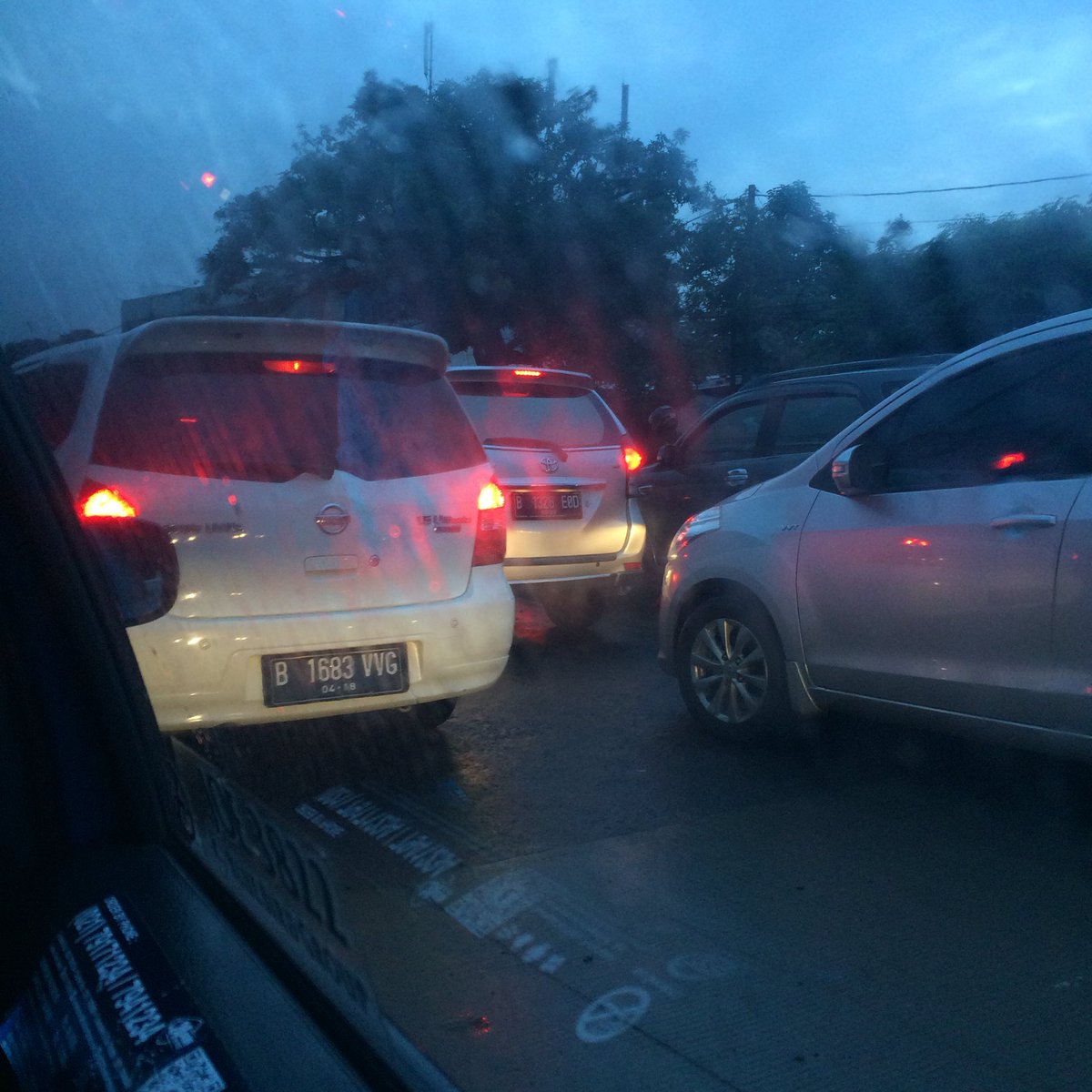 Bochins's tweet photo. Never ending story macet tiaphari krn penyempitan jalan dekat sate djono joglo raya krn pelebaran jalan yg nanggung https://t.co/ojb9O0gtIP